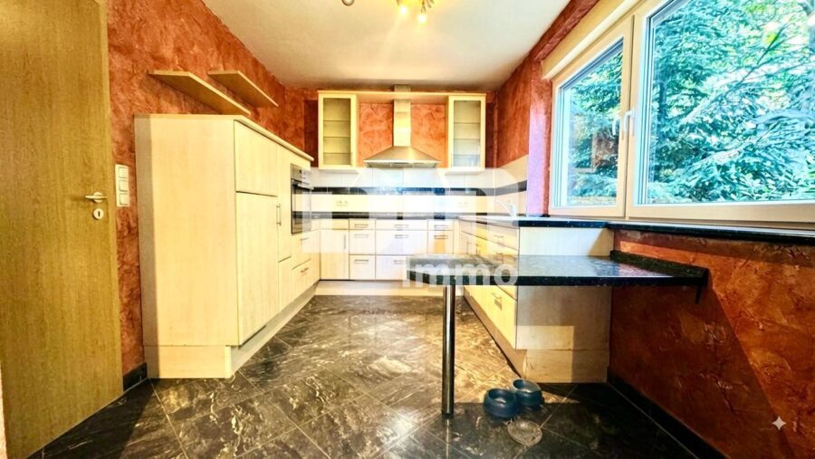 Moderner Wohntraum in ruhiger, naturnaher Sackgassenendlage mit Panoramablick über die Stadt - EG Offene Küche / Einbauküche